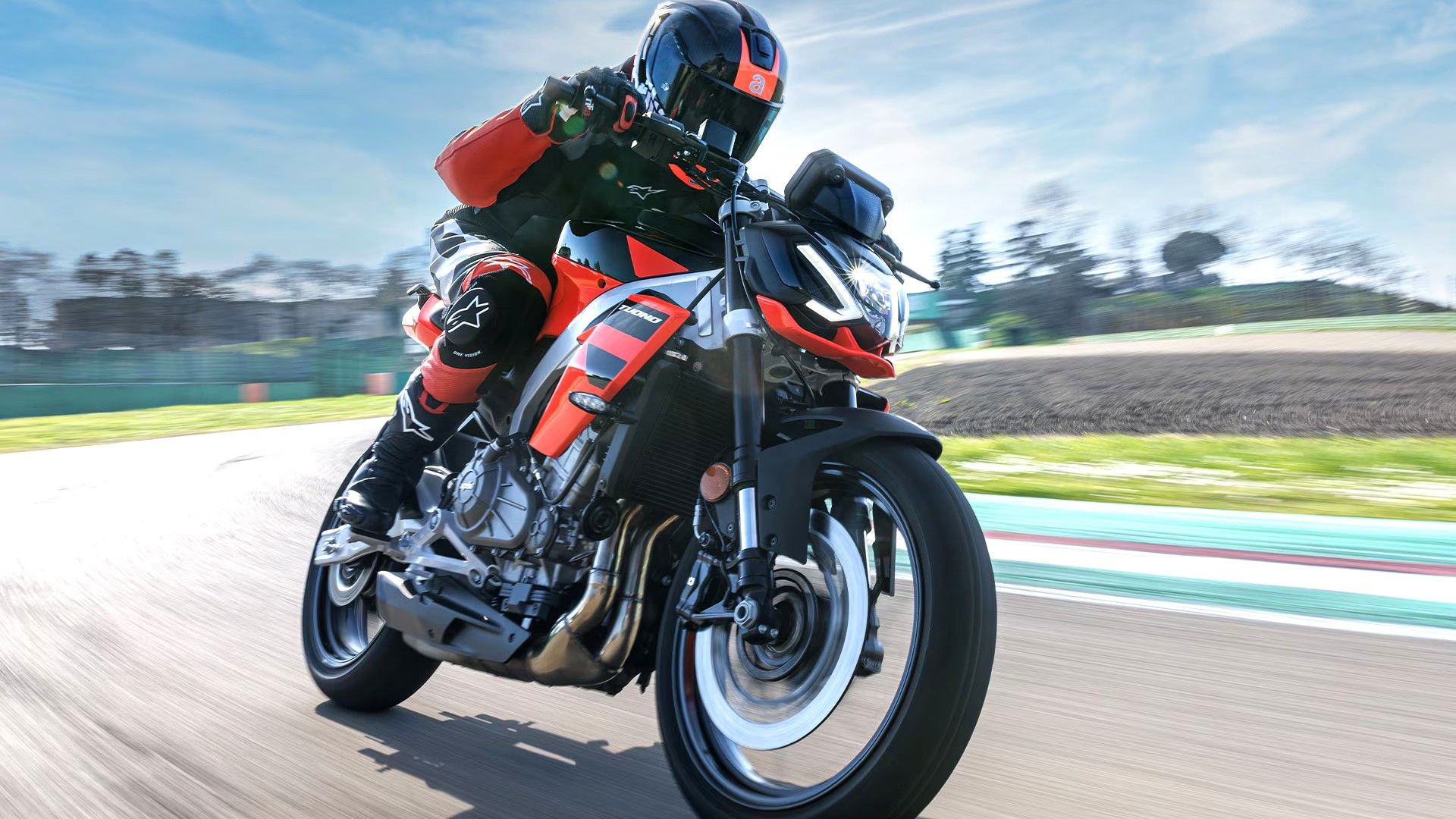 The City Bike That Rides Like A Premium Commuter Without The Price Tag Is The Aprilia Tuono