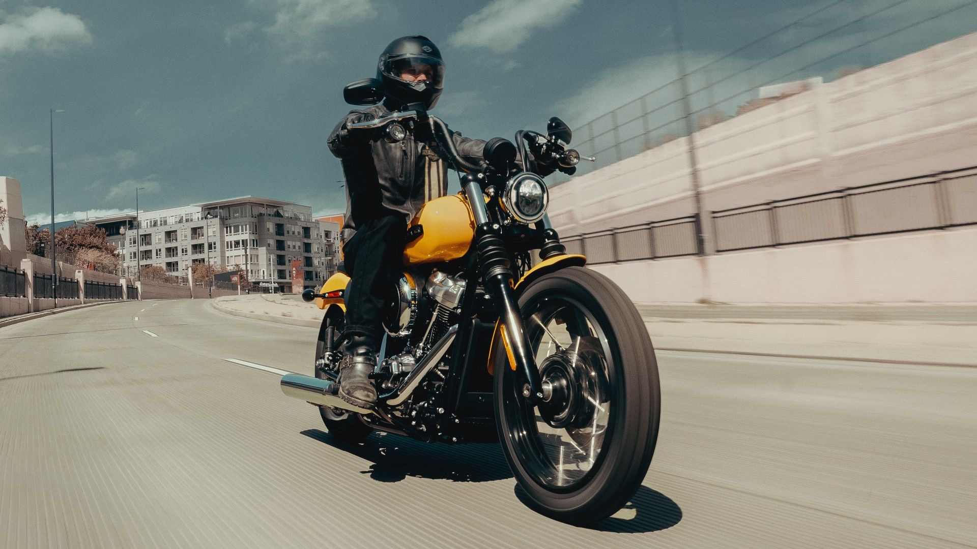 2025 Harley-Davidson Street Bob Panning Shot