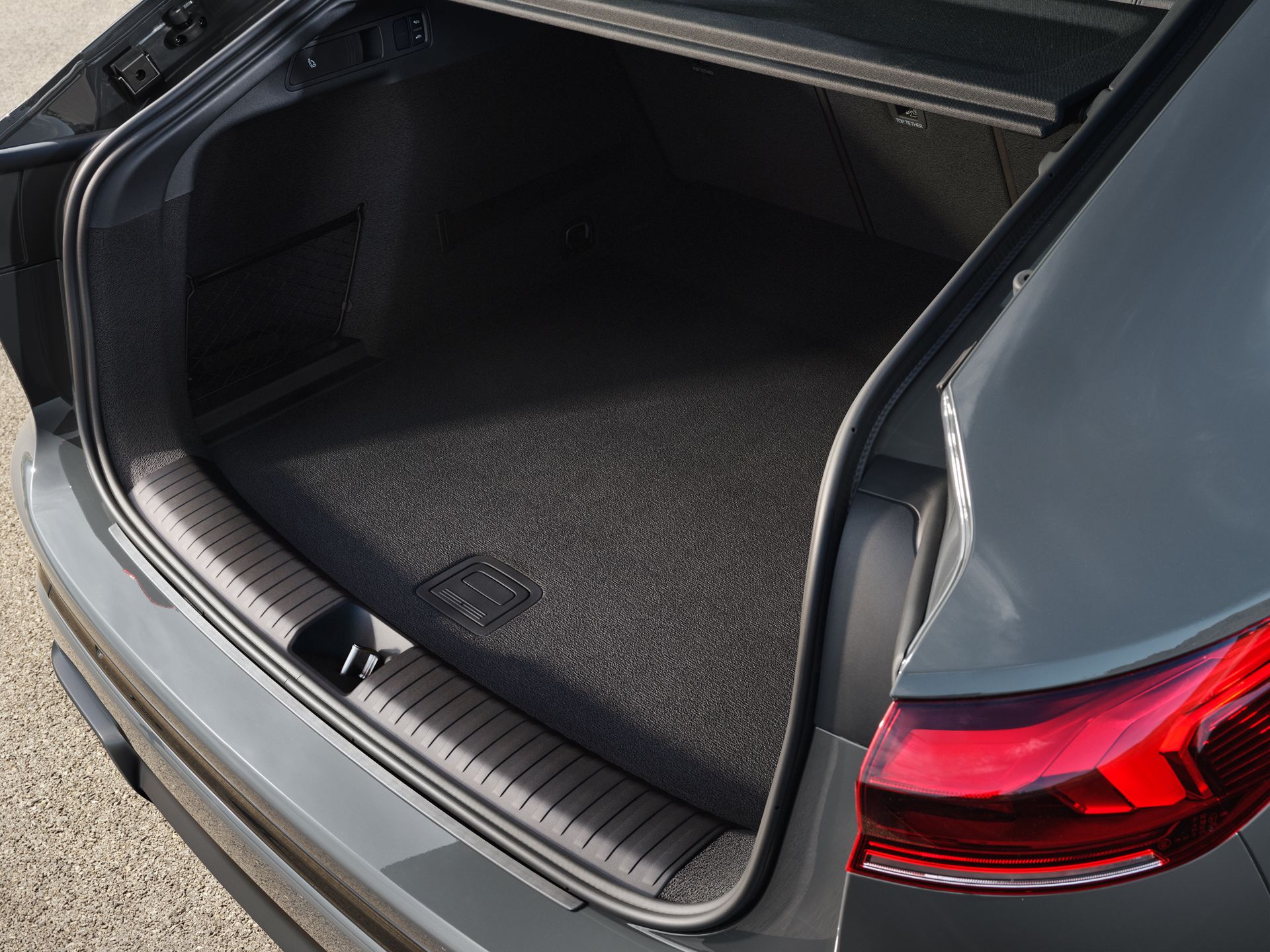 2026 Audi Q6 Sportback e-tron-01