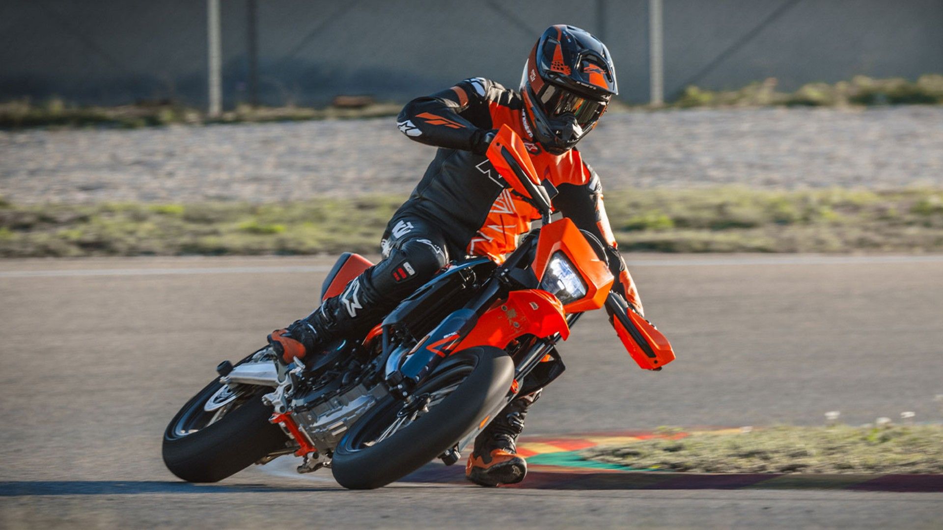 2026 KTM 690 SMC R bend