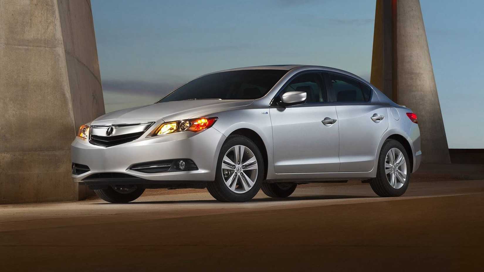 Front 3/4 display of the Acura ILX Hybrid 2013