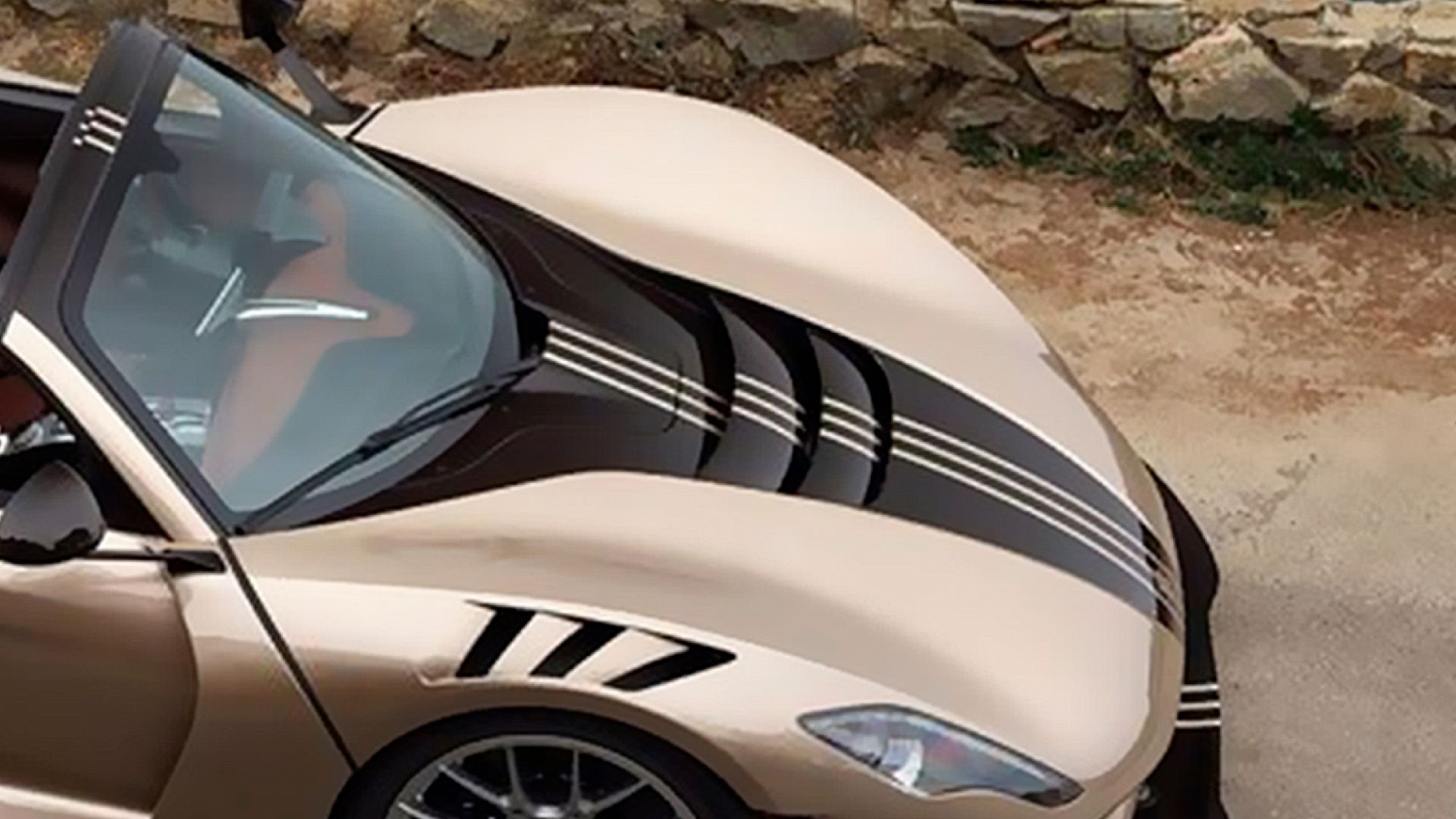 Sports car upscale-02