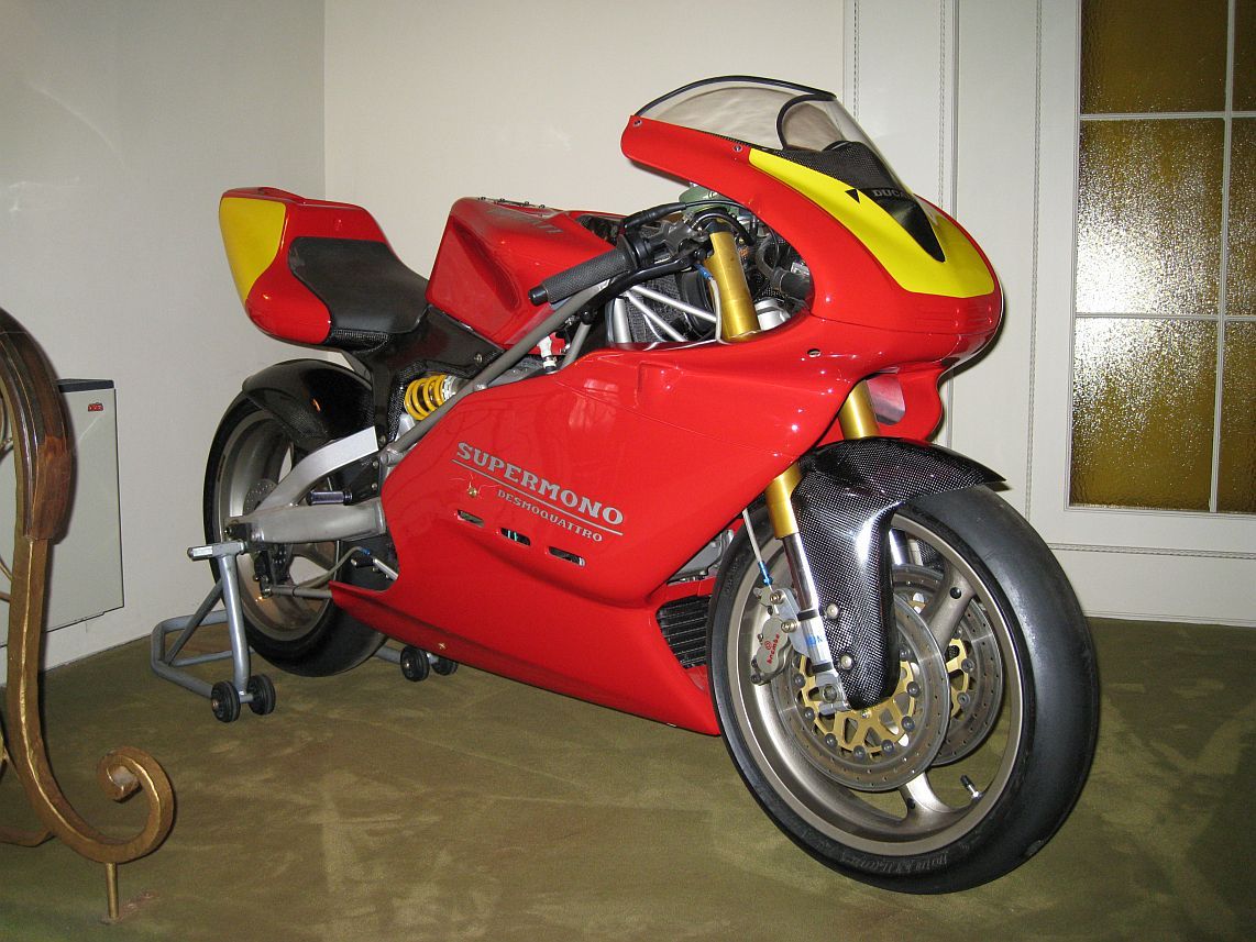 Fotografi studio Ducati Supermono