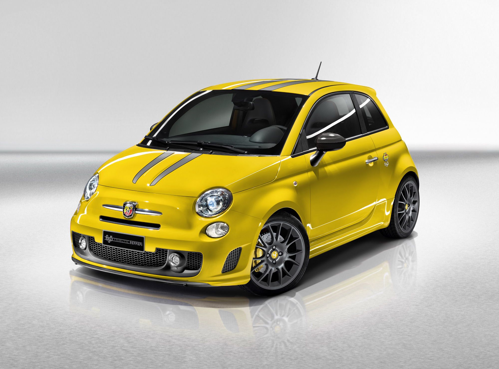 FIAT ABARTH 695 　完成品送料無料 アバルト『695』シリーズ最終モデル、限定350台発売…価格は550万