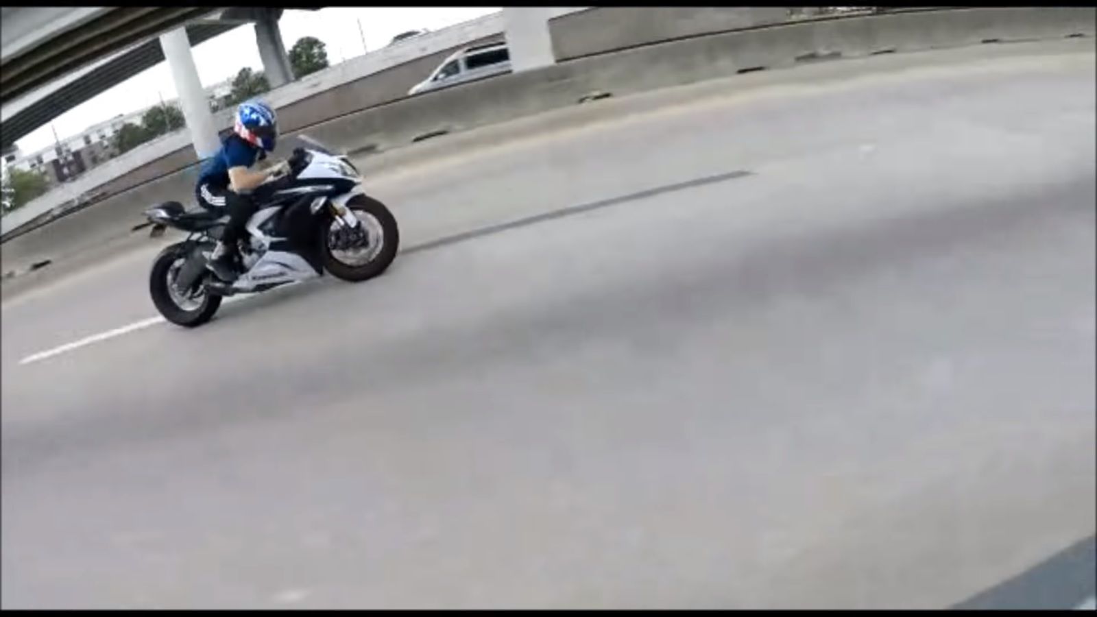 Video: Rider saves himself after a 130 mph speed wobble