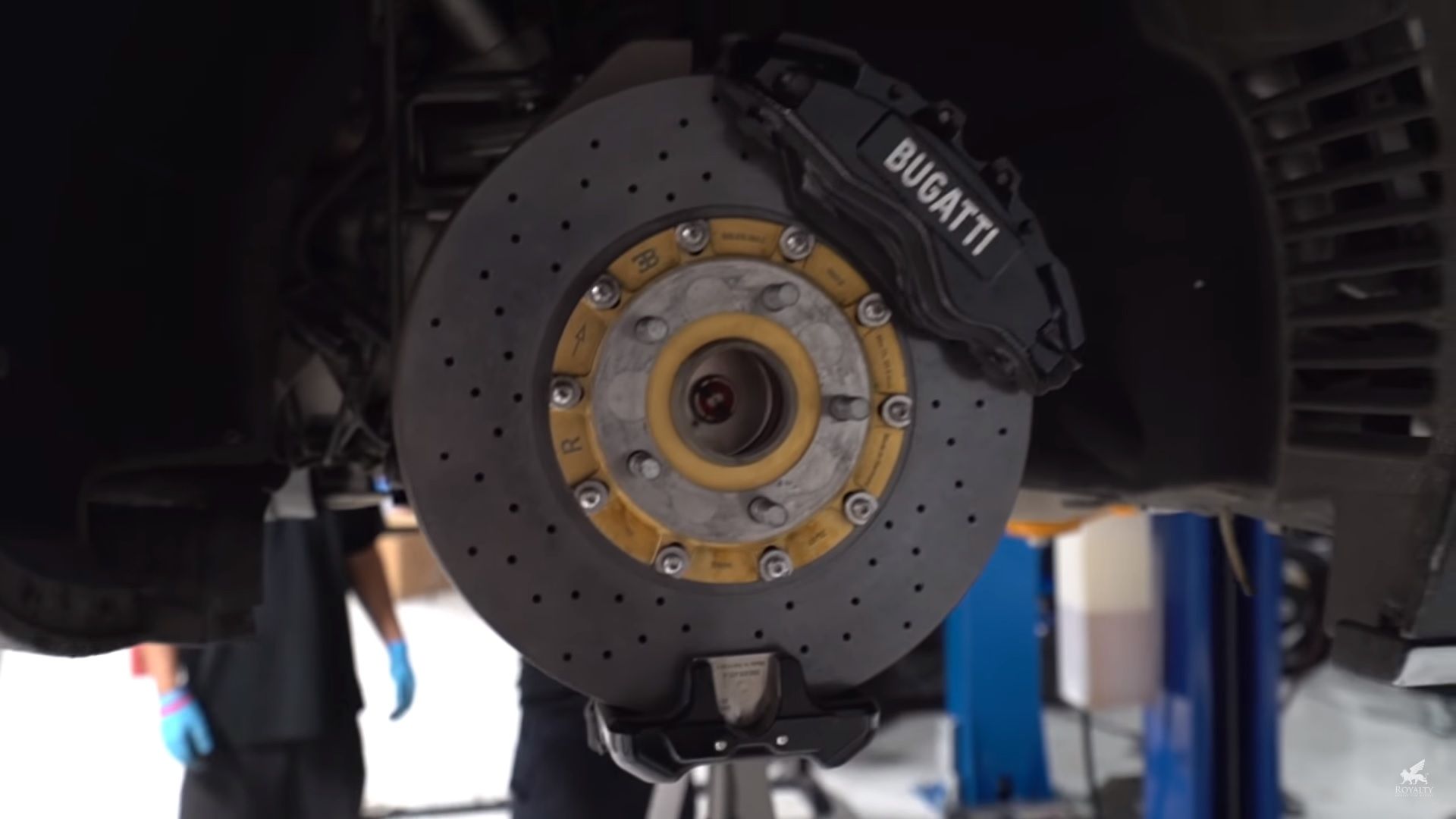 How Much Is An Oil Change For A Bugatti Veyron Watch How the $21,000, 27-Hour Oil Change is Done on a Bugatti Veyron