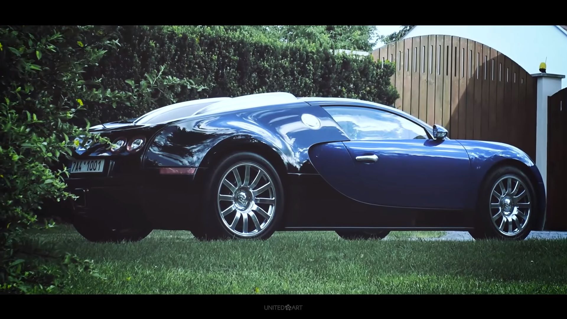 Watch a Bugatti Veyron Hit 250 MPH on the Autobahn Video