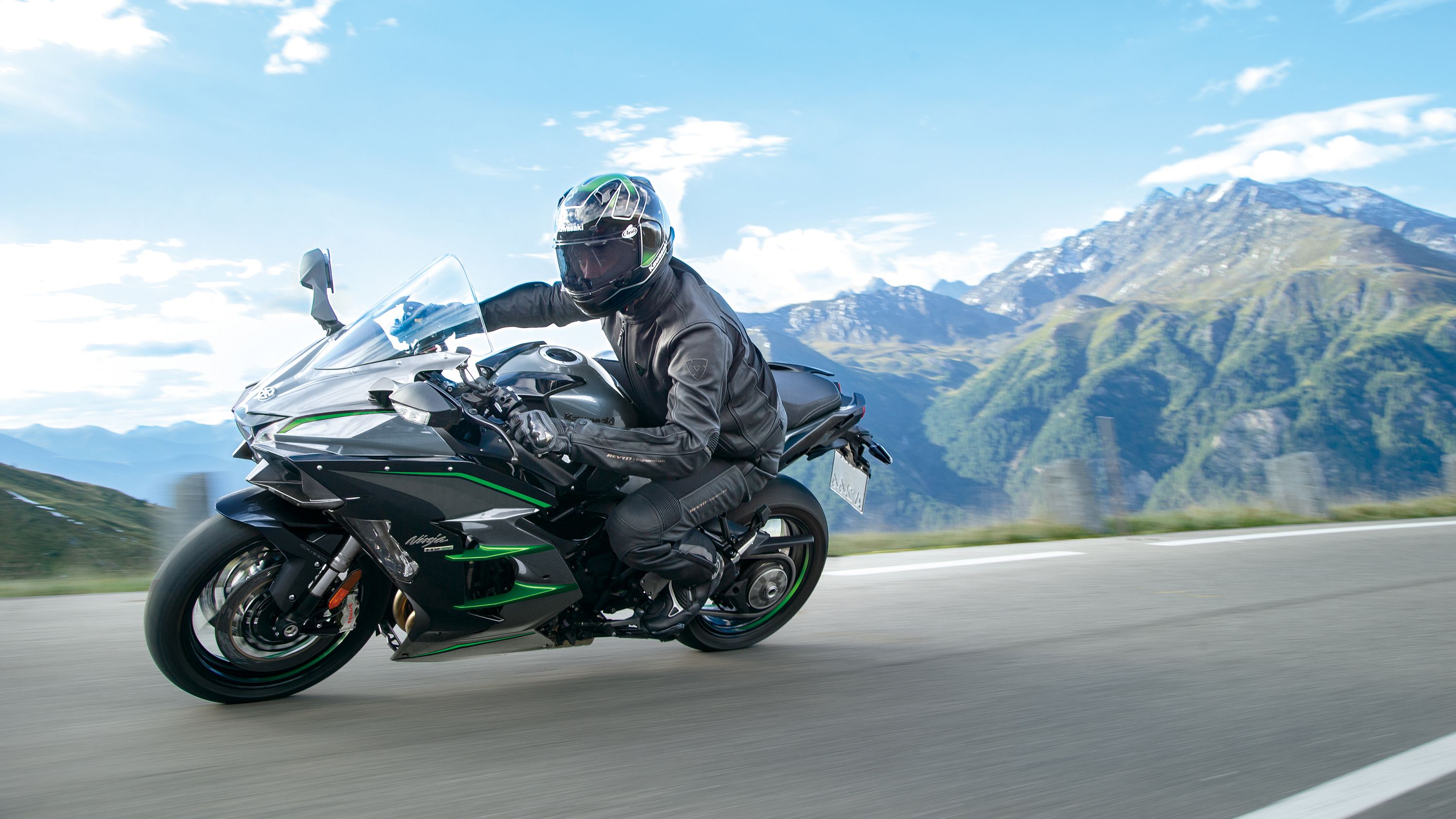 2019 - 2021 Kawasaki Ninja H2 SX SE+ Action Shot