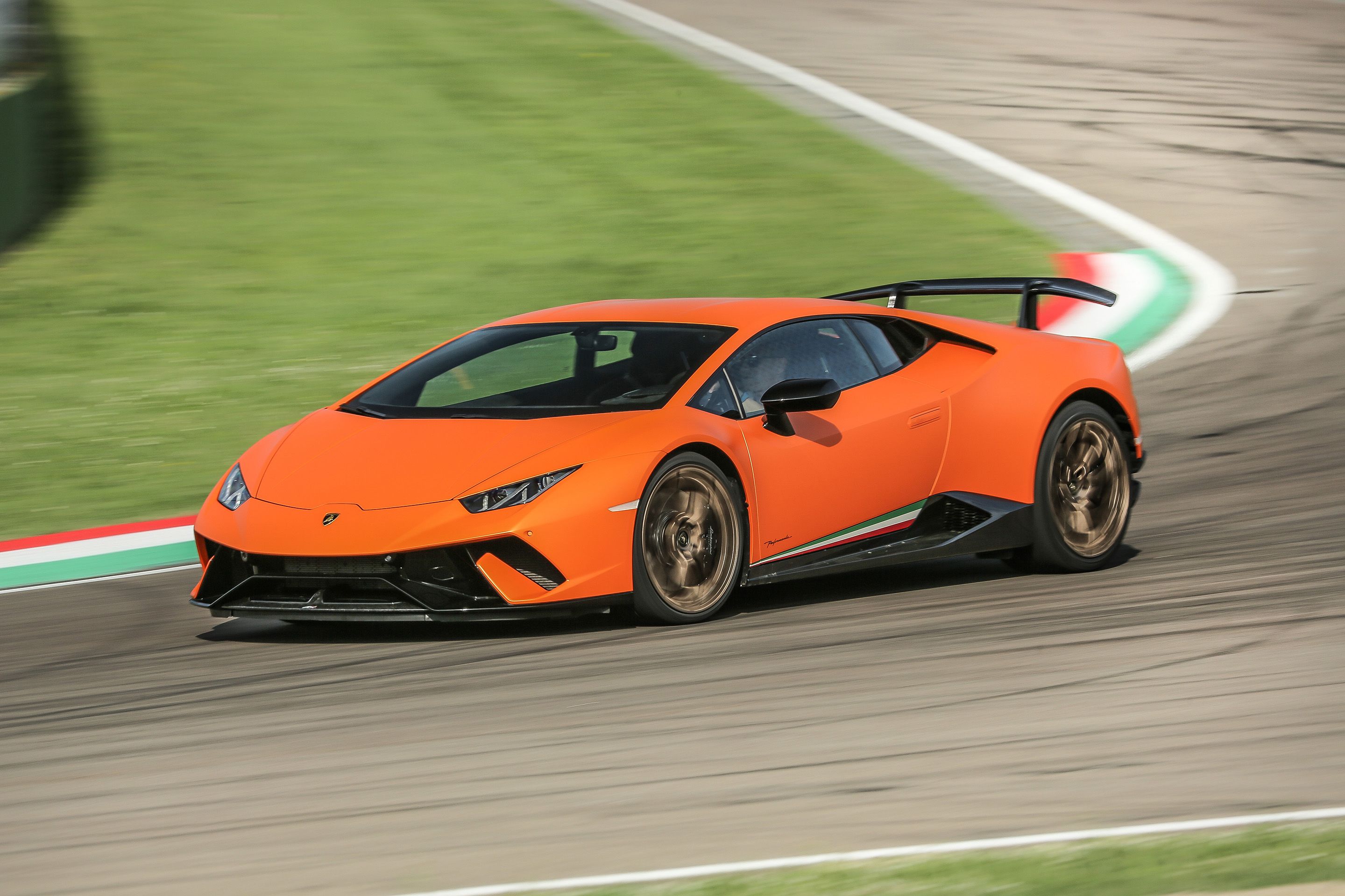 how-fast-can-a-lamborghini-go