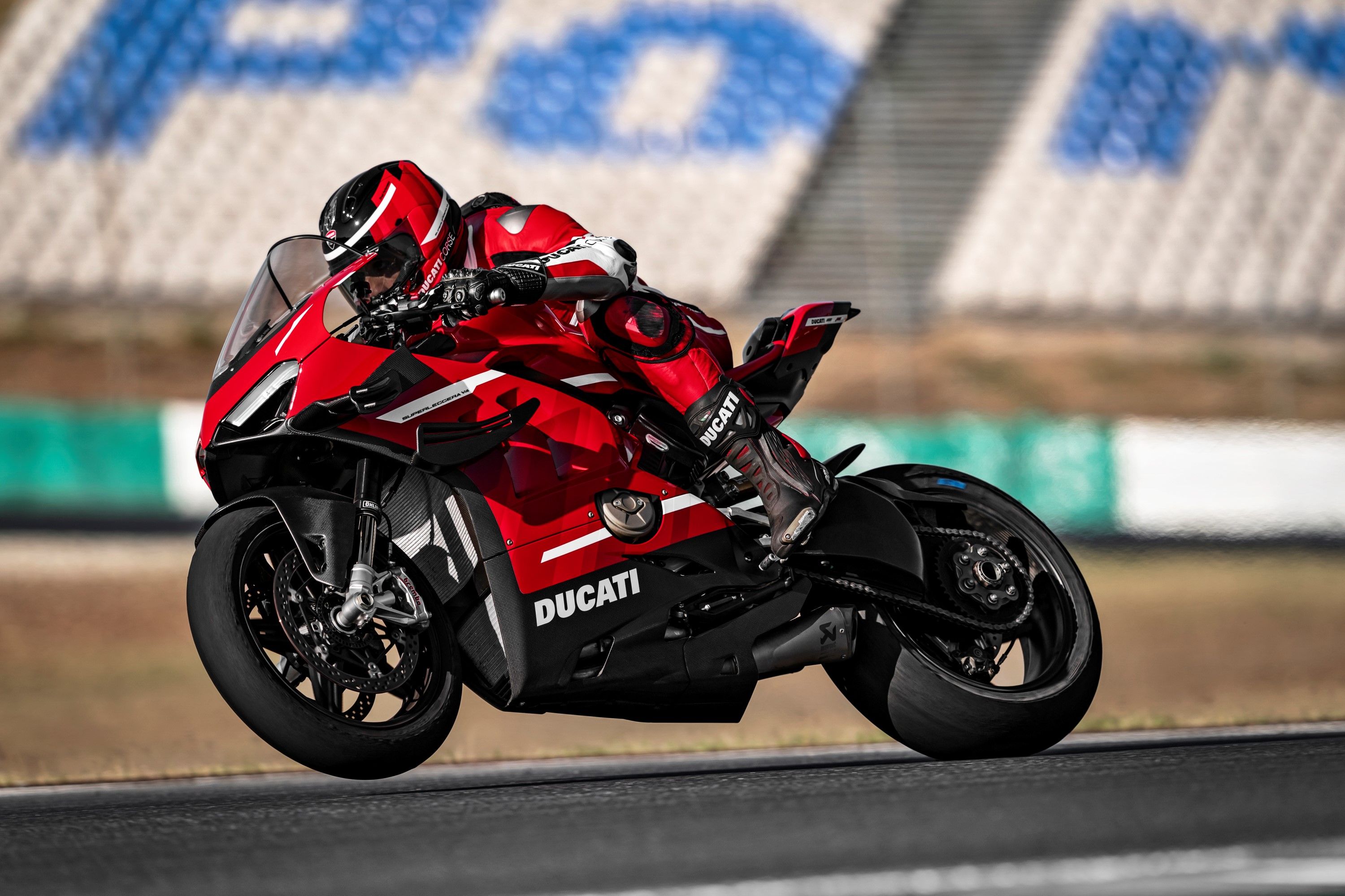 Foto mengendarai Ducati Panigale V4
