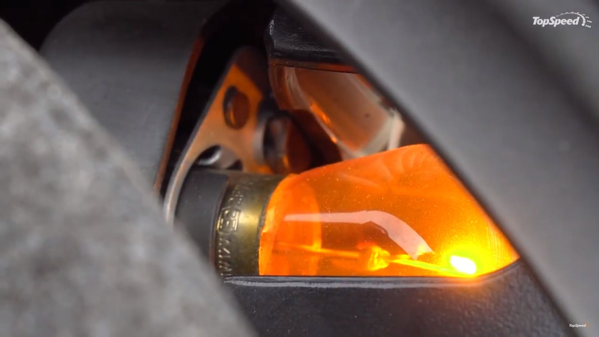 Here's Why Turn Signals Never Synchronize Between Two Cars