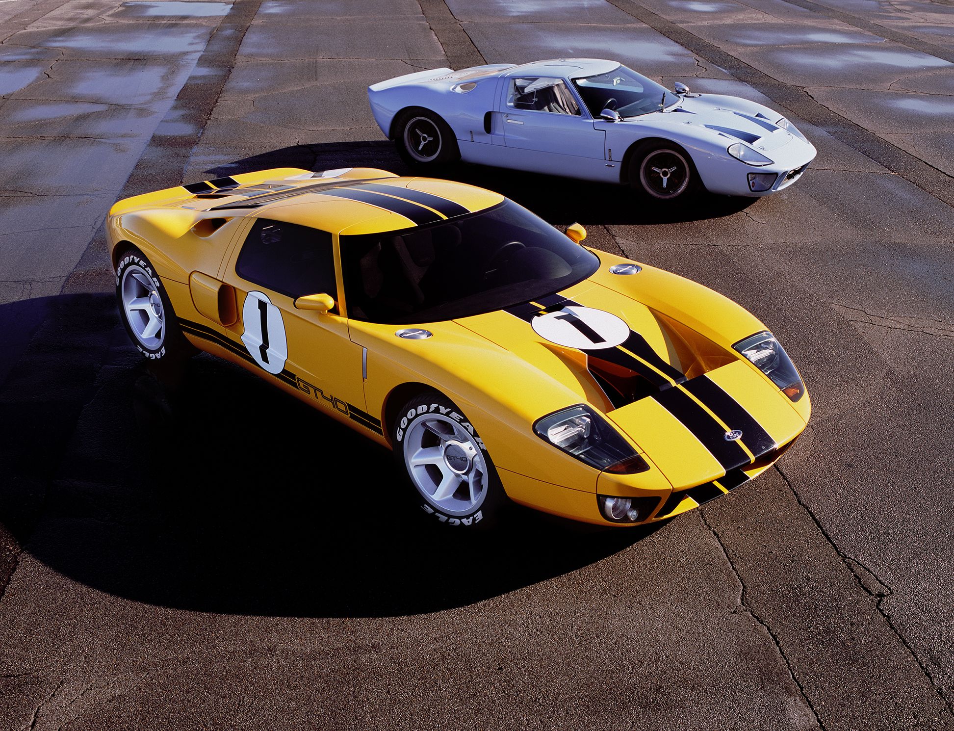 エズゾト　　フォードGT40 I Raced My 2005 Ford GT vs an Original 1960s Ford GT40 - YouTube