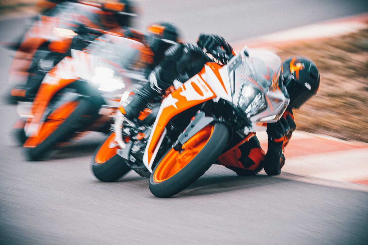 2022 KTM RC390 on the track
