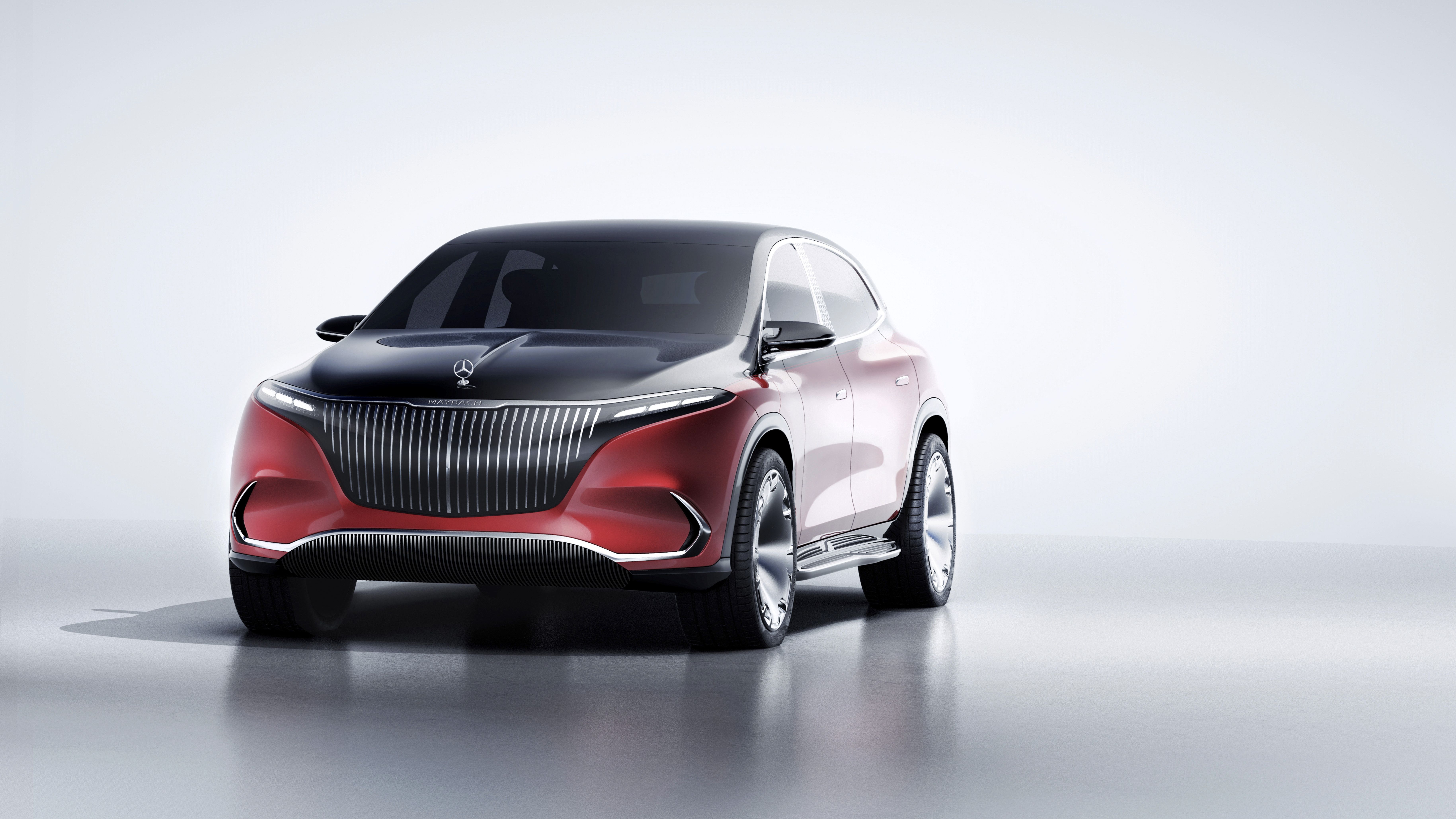 Front three-quarter look of Mercedes-Maybach EQS SUV