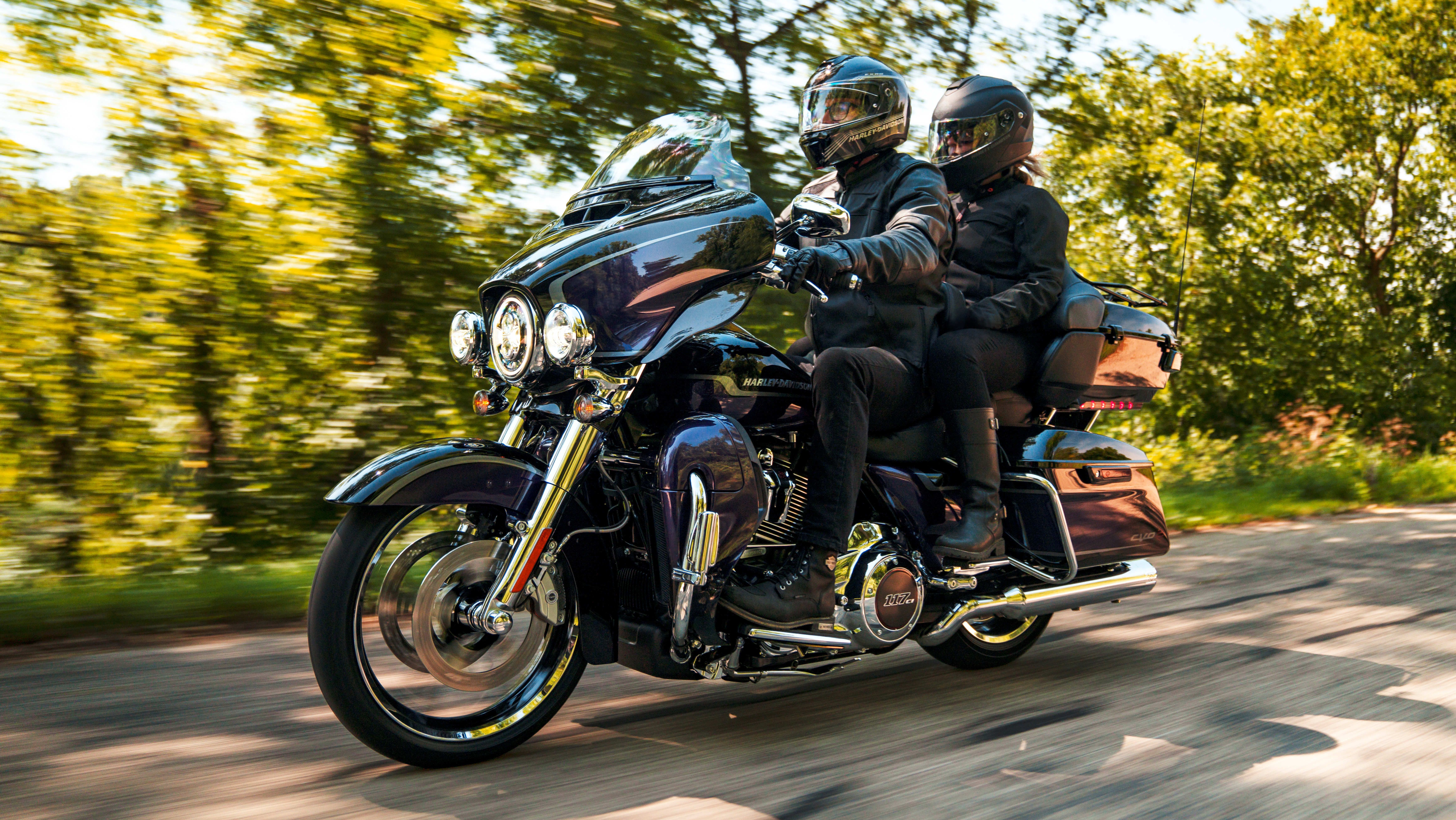 2019 Harley-Davidson CVO Limited 2 riders
