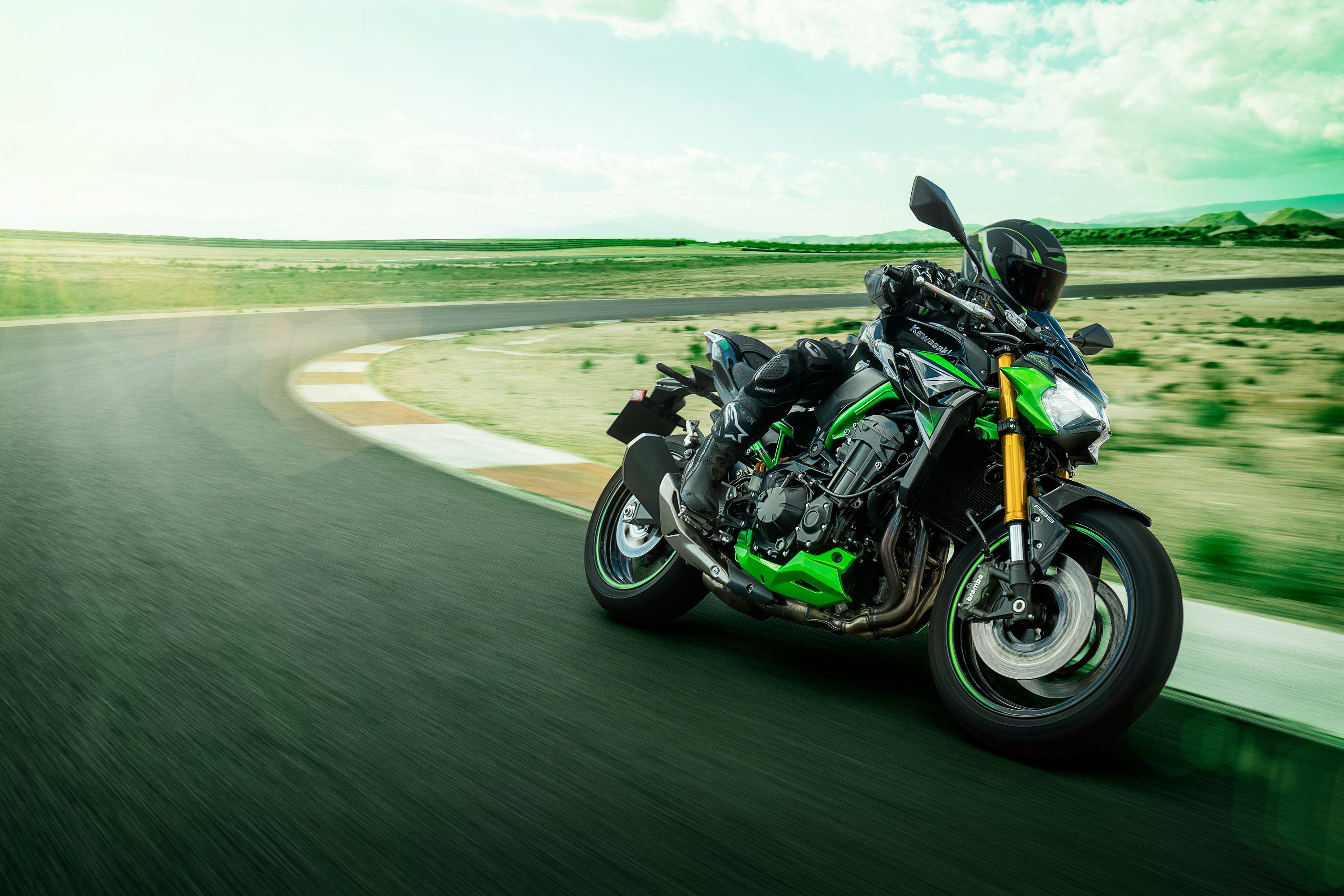 2022 Kawasaki Z900 SE - Performance, Price, and Photos