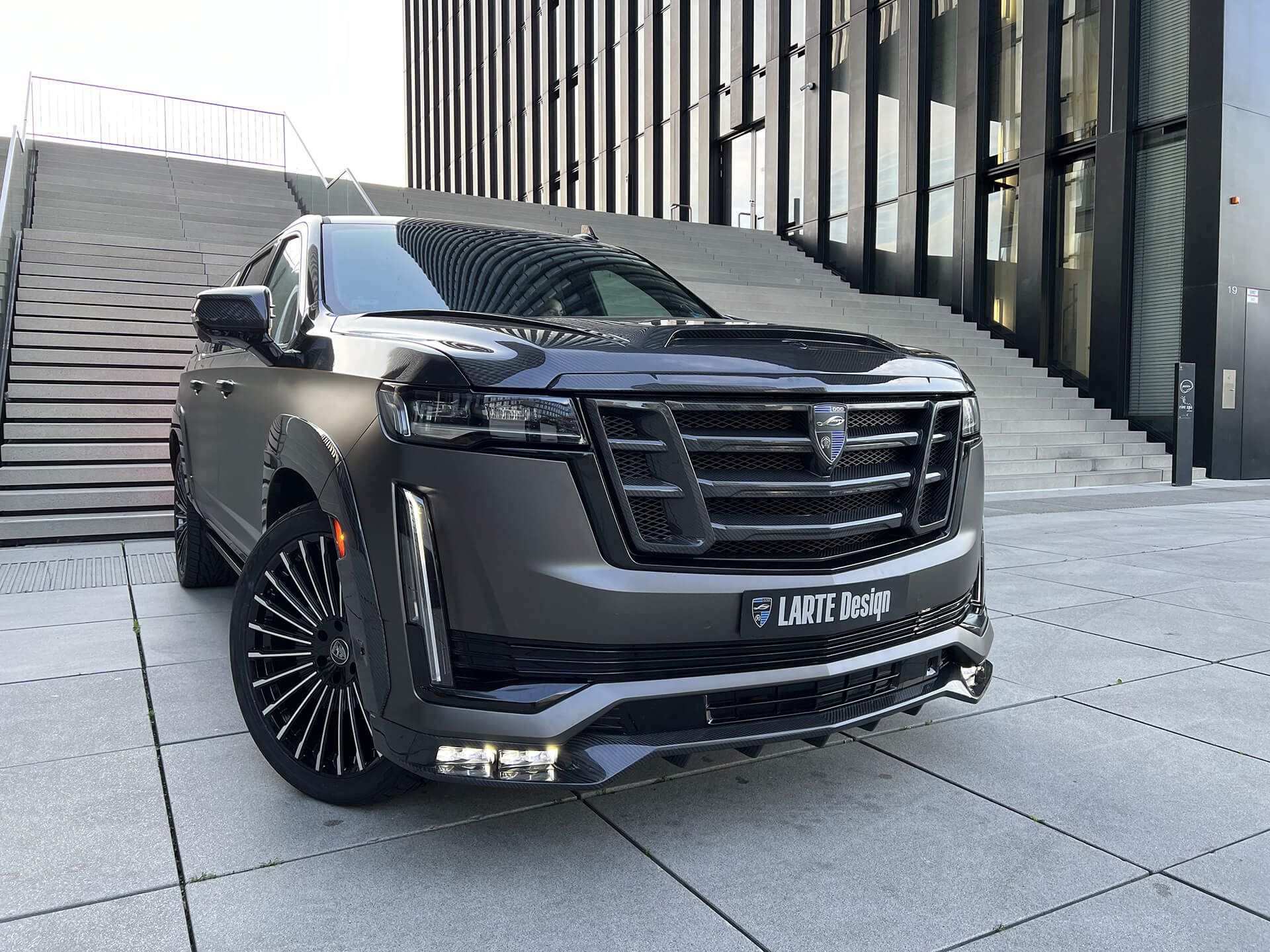 Larte design gives the cadillac escalade even more road presence