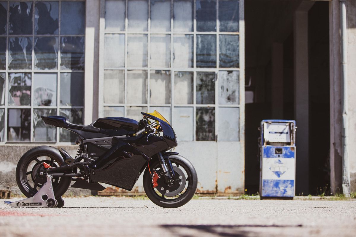 This Custom Electric Sportbike Inspired By The SR-71 Blackbird Is Just ...