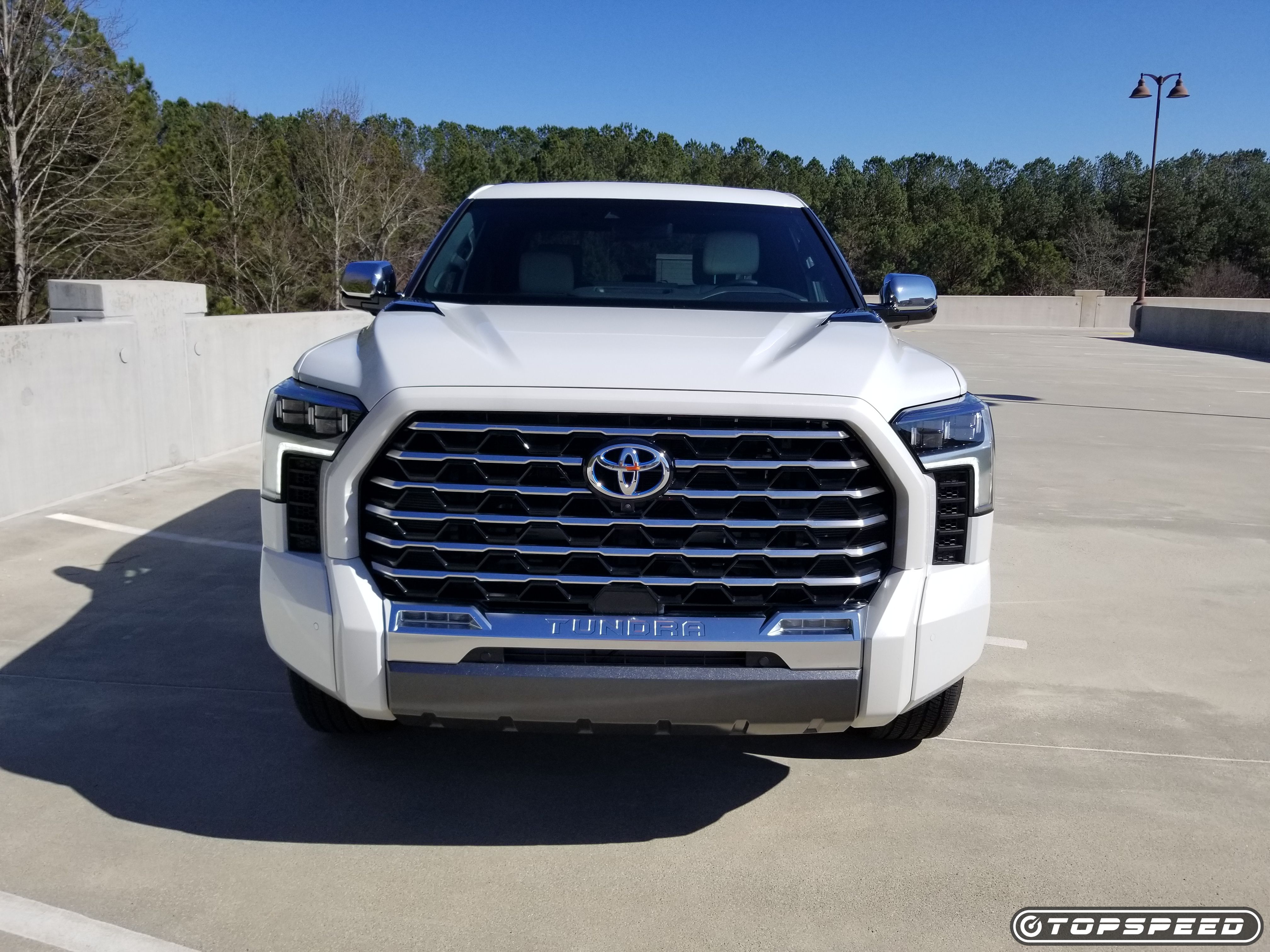 Capstone Toyota Tundra 2023 putih