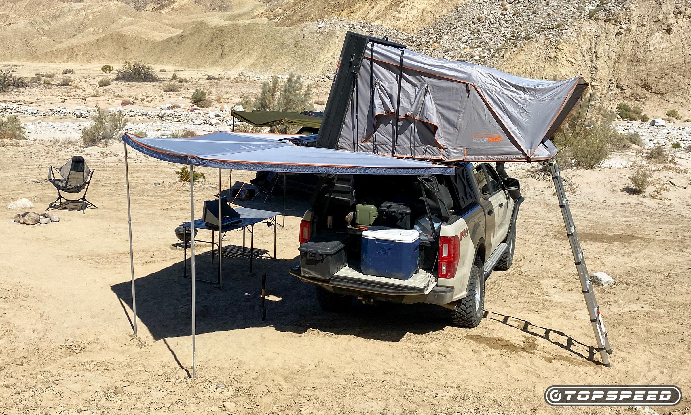 Caminhão Ford Ranger 2022 acampando no deserto de Anza Borrego