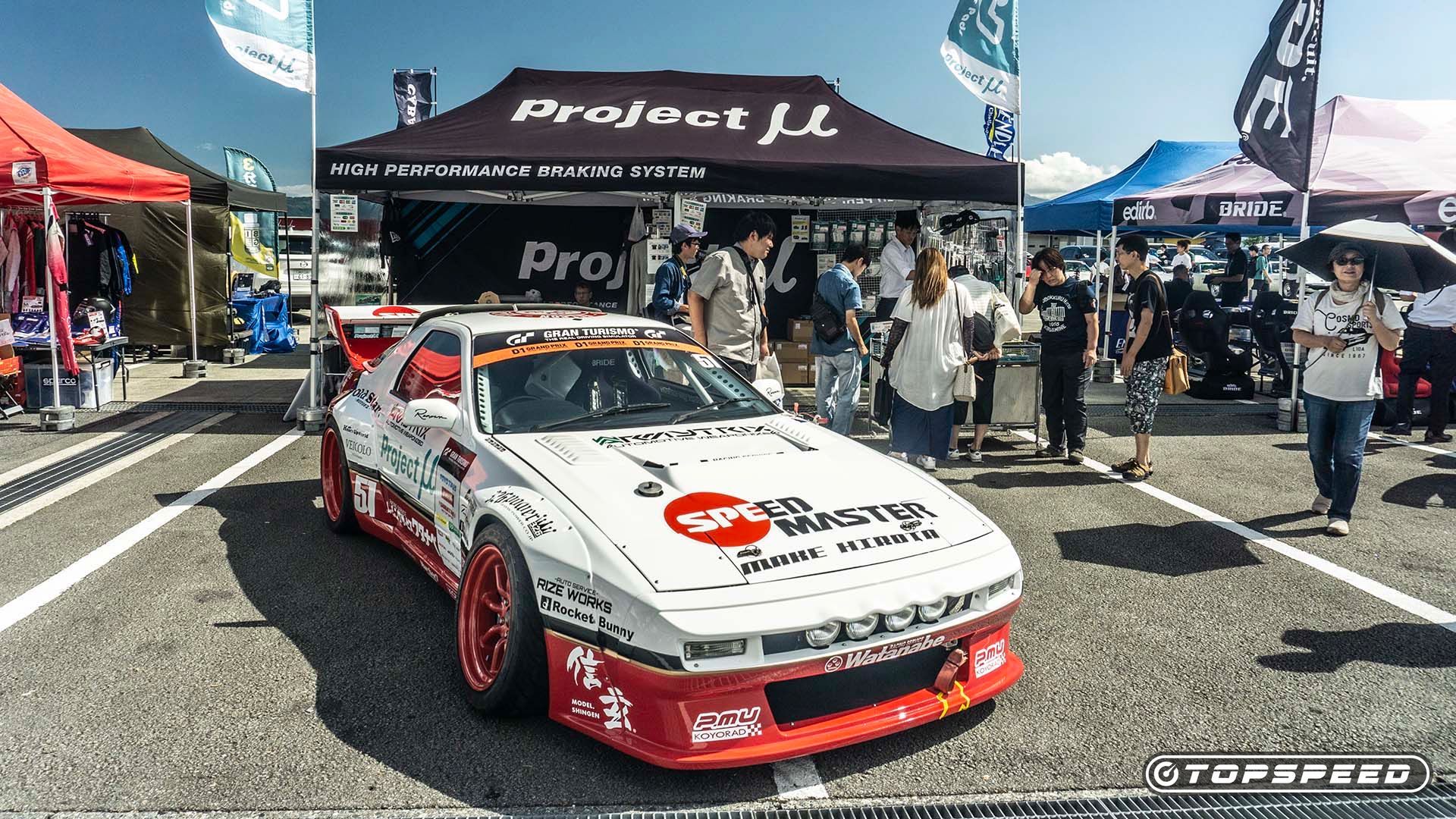 Um carro de drift Mazda Savanna RX-7 D1 Grand Prix no Fuji Speedway