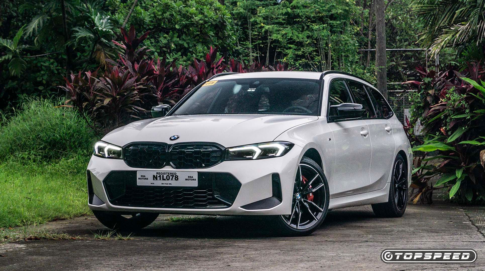 Vista frontal 3/4 de um BMW M340i xDrive Touring 2023