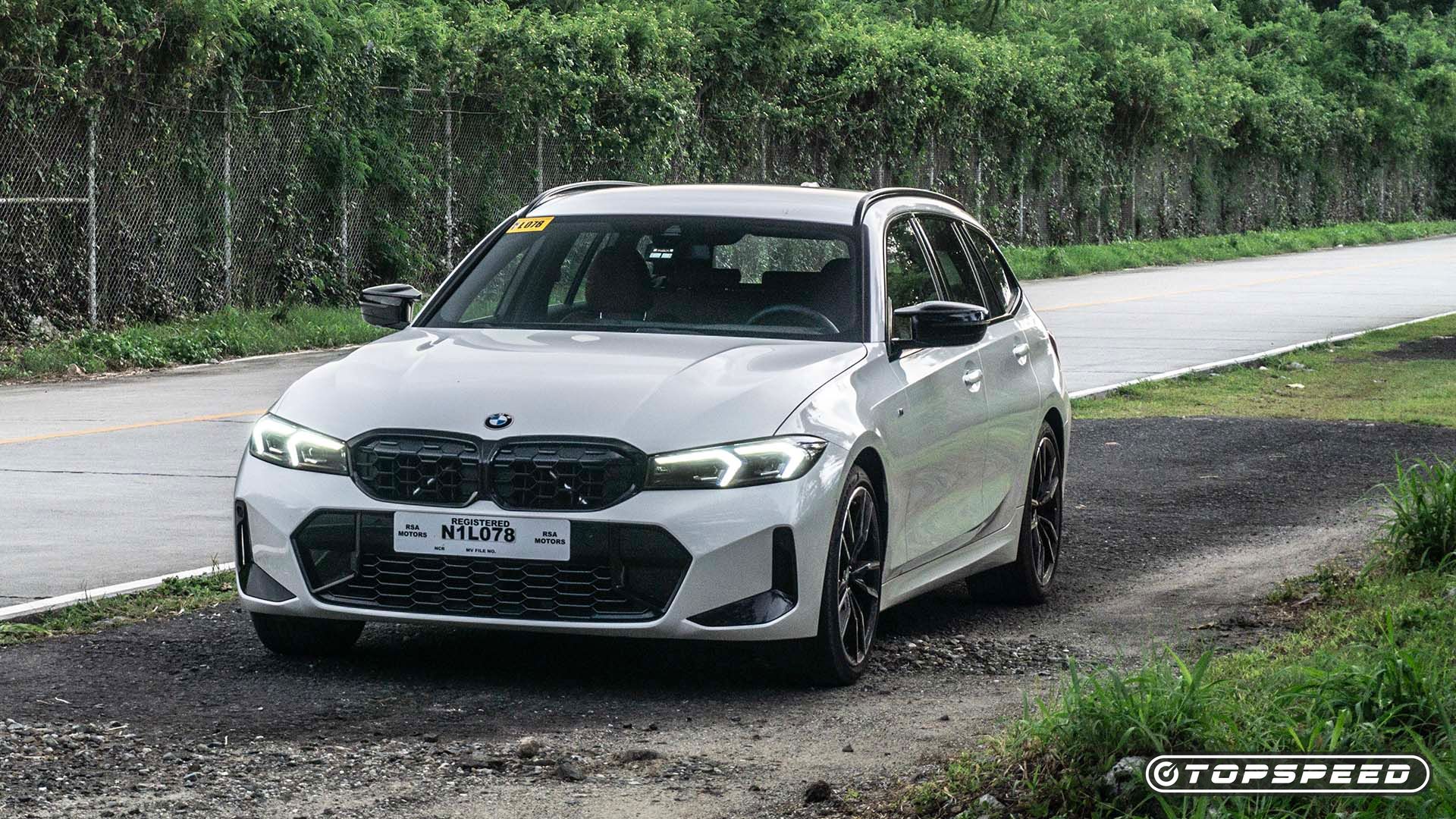 Vista frontal 3/4 de um BMW M340i xDrive Touring 2023