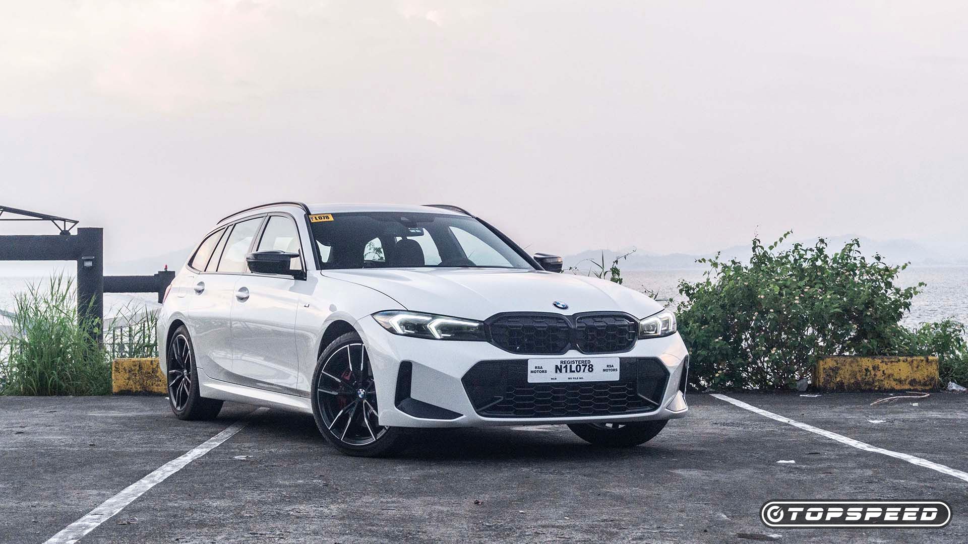 Vista frontal 3/4 de um BMW M340i xDrive Touring 2023