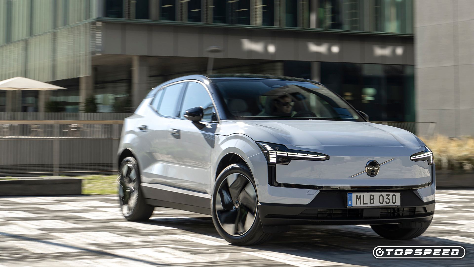 Foto de direção frontal do Volvo EX30 2025