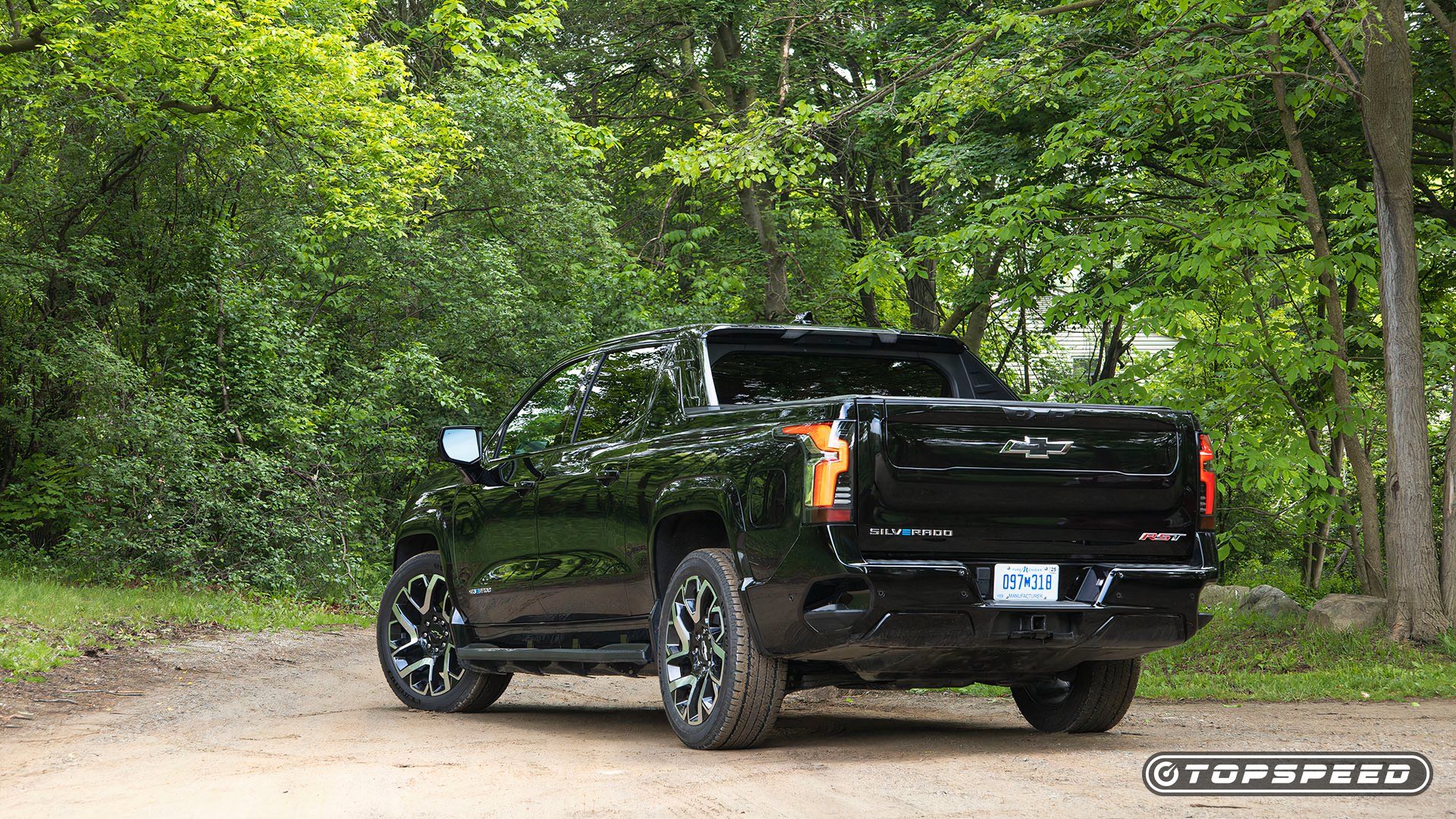 2024 Chevrolet Silverado EV traseiro três quartos TopSpeed