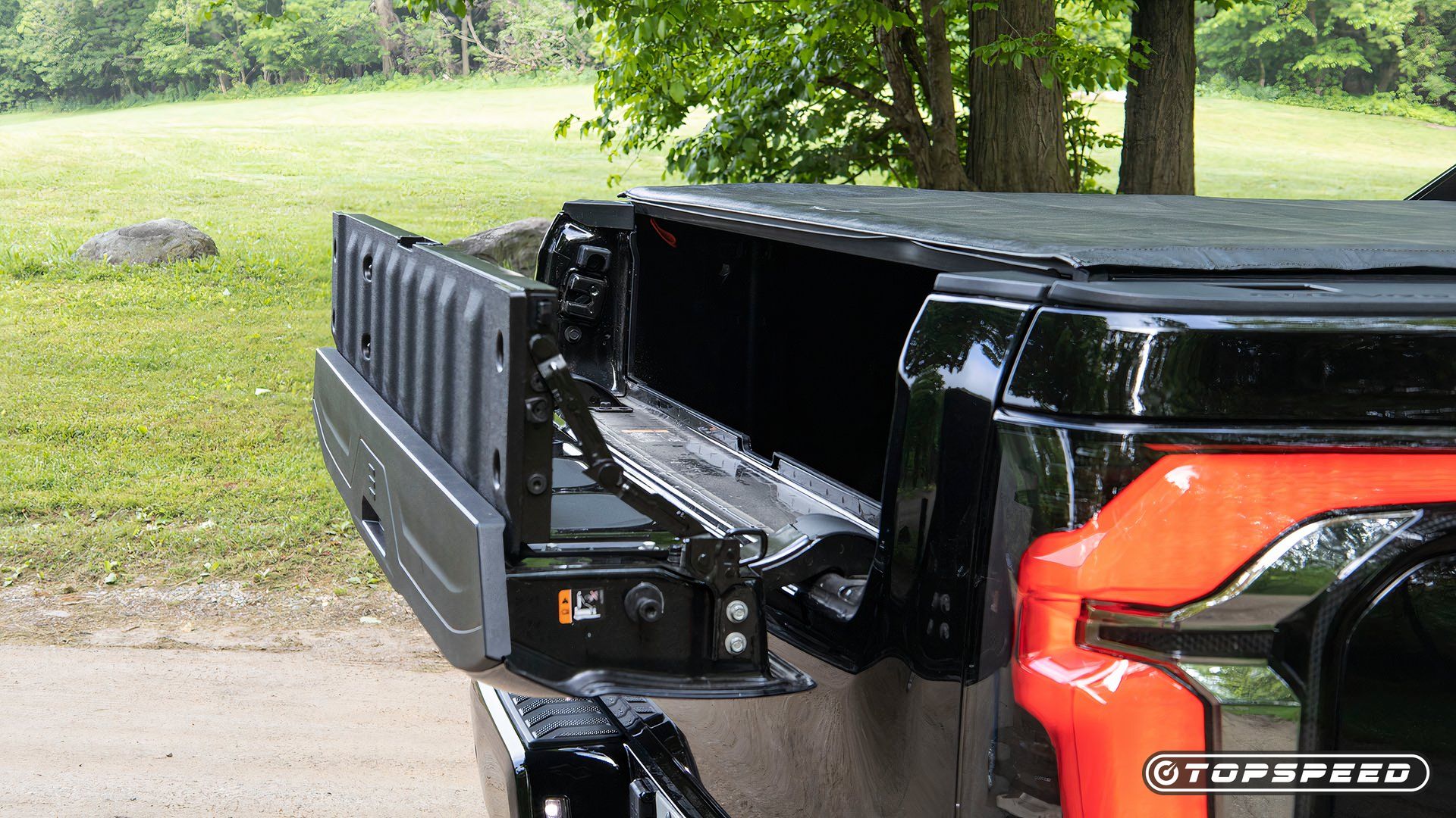 2024 Chevrolet Silverado EV porta traseira 1 TopSpeed-1