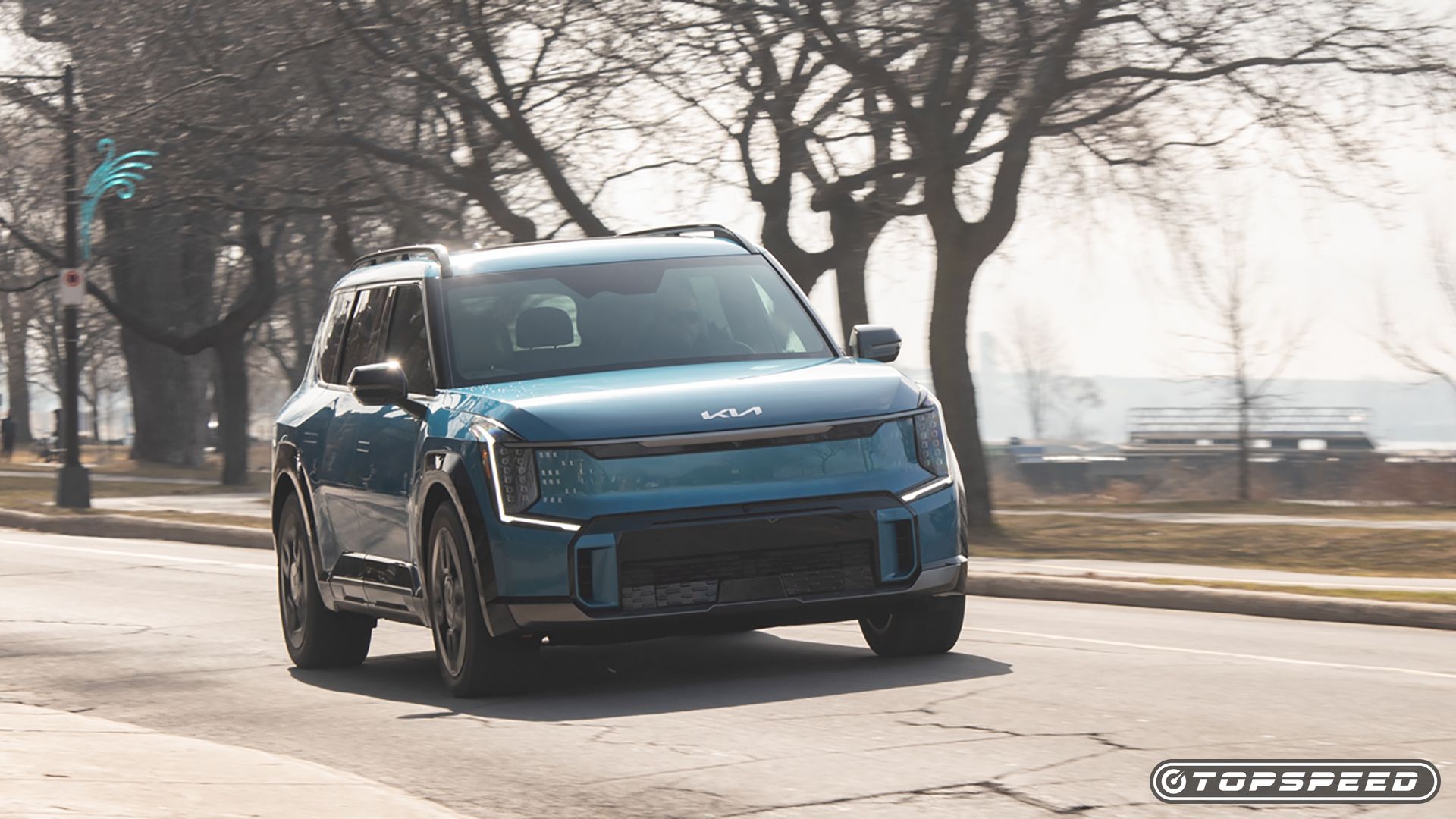 Kia EV9 2024 dirigindo na frente, velocidade máxima