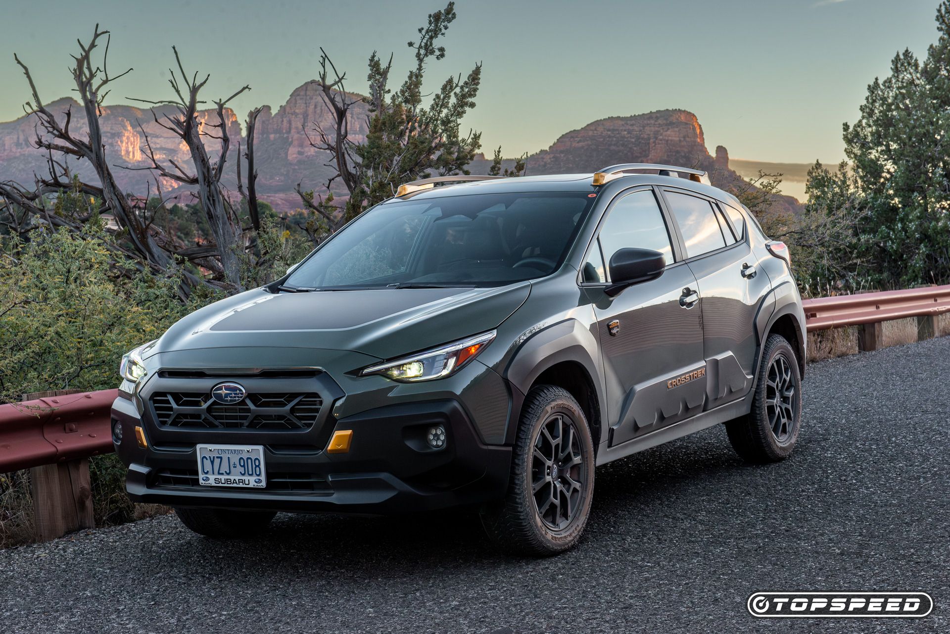Subaru Crosstrek Wilderness verde 2024 estacionado na estrada ao pôr do sol