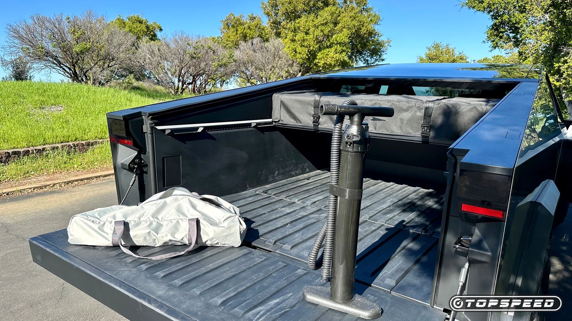 Cama de caminhão Tesla Cybertruck 2024 com pacote de acampamento base (3)