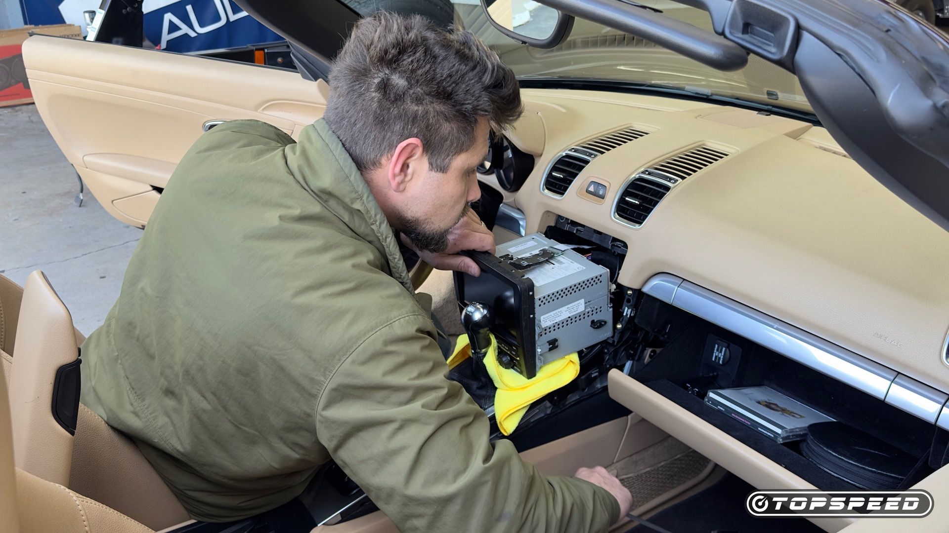 Instalação do sistema de áudio Porsche Boxster 2013