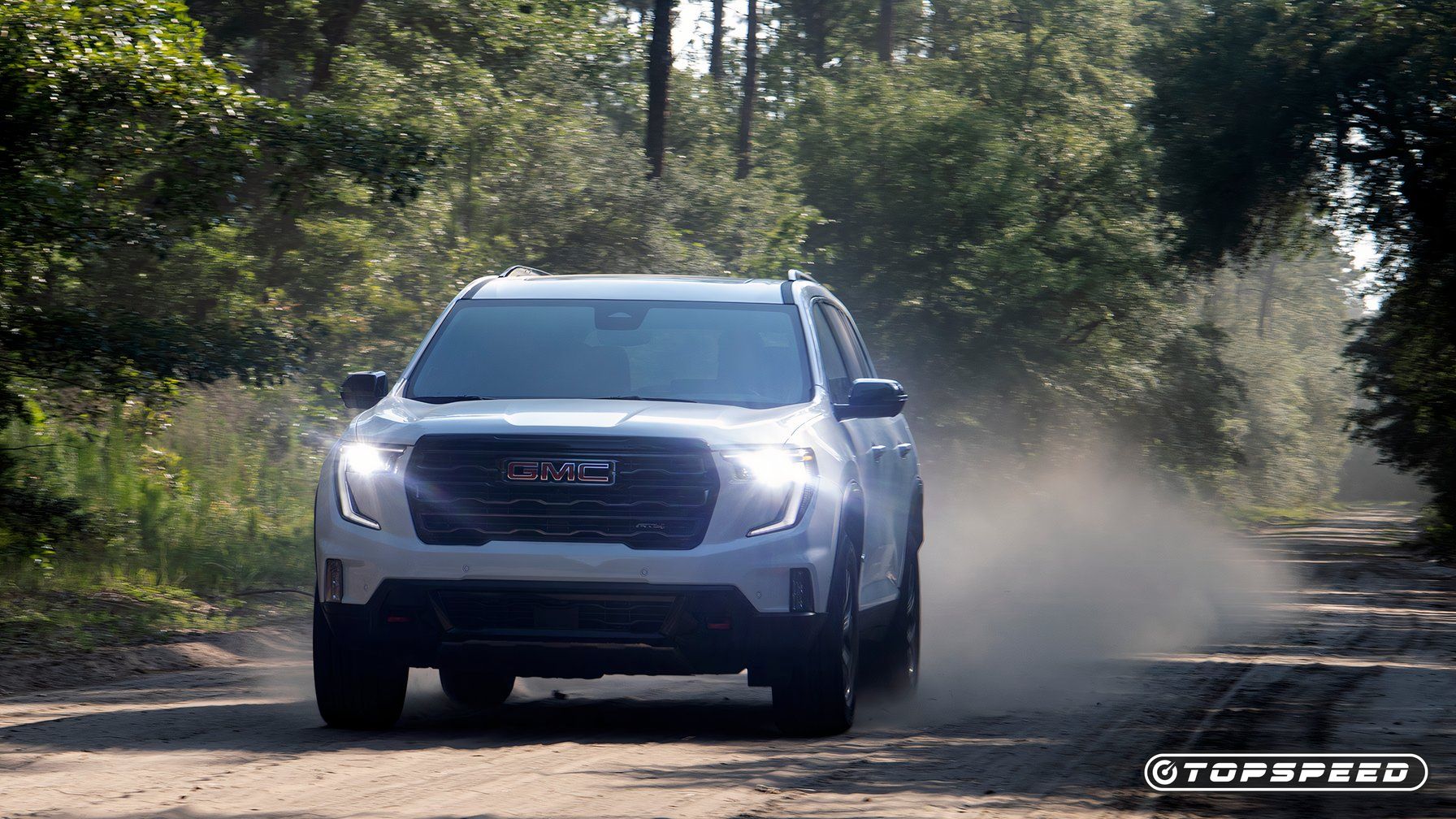 2024 GMC Acadia AT4 dirigindo frente TopSpeed