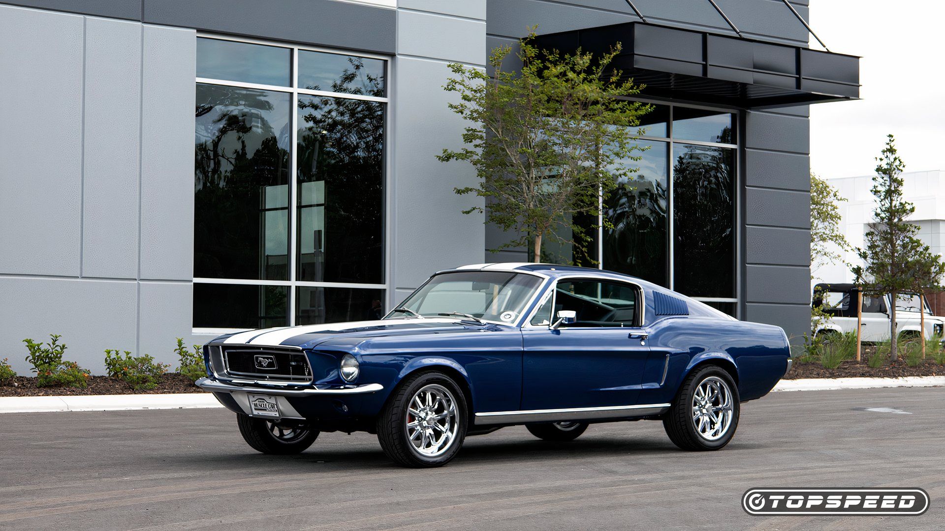 ECD Ford Mustang estacionado na frente TopSpeed