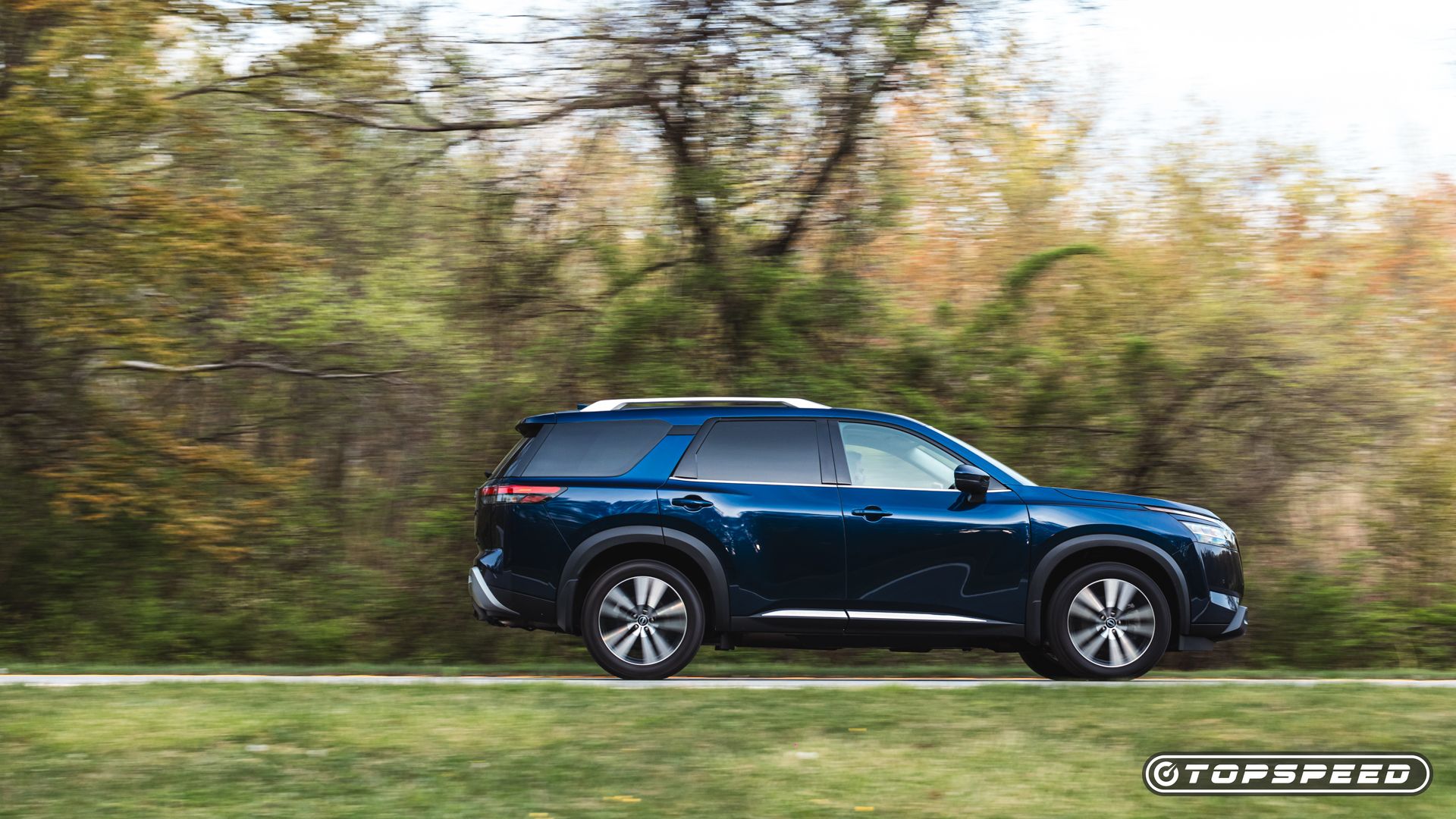 Nissan Pathfinder AWD Platinum 2024 em movimento (5)