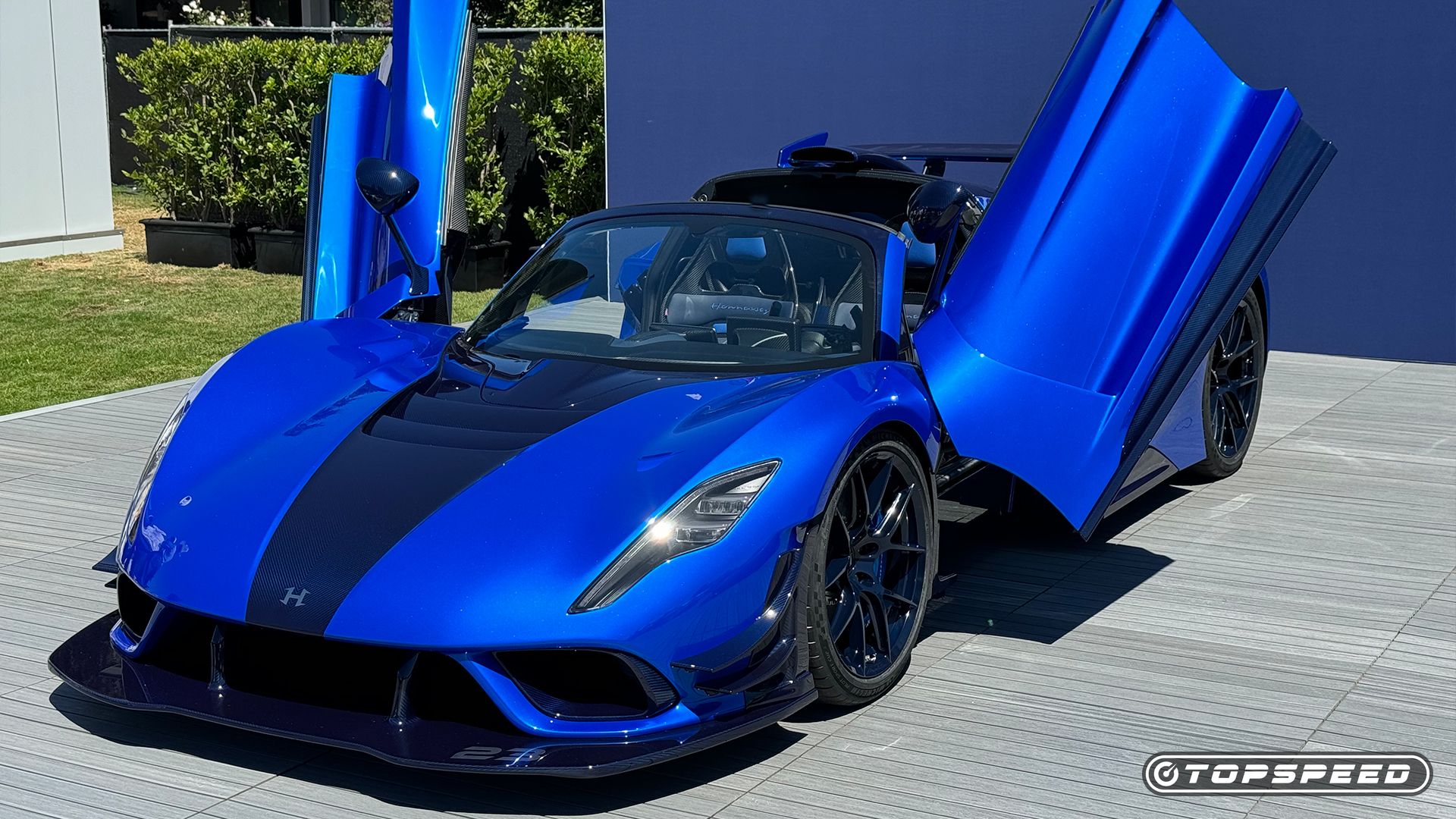 Revolução Hennessey Venom F5 azul 2025 