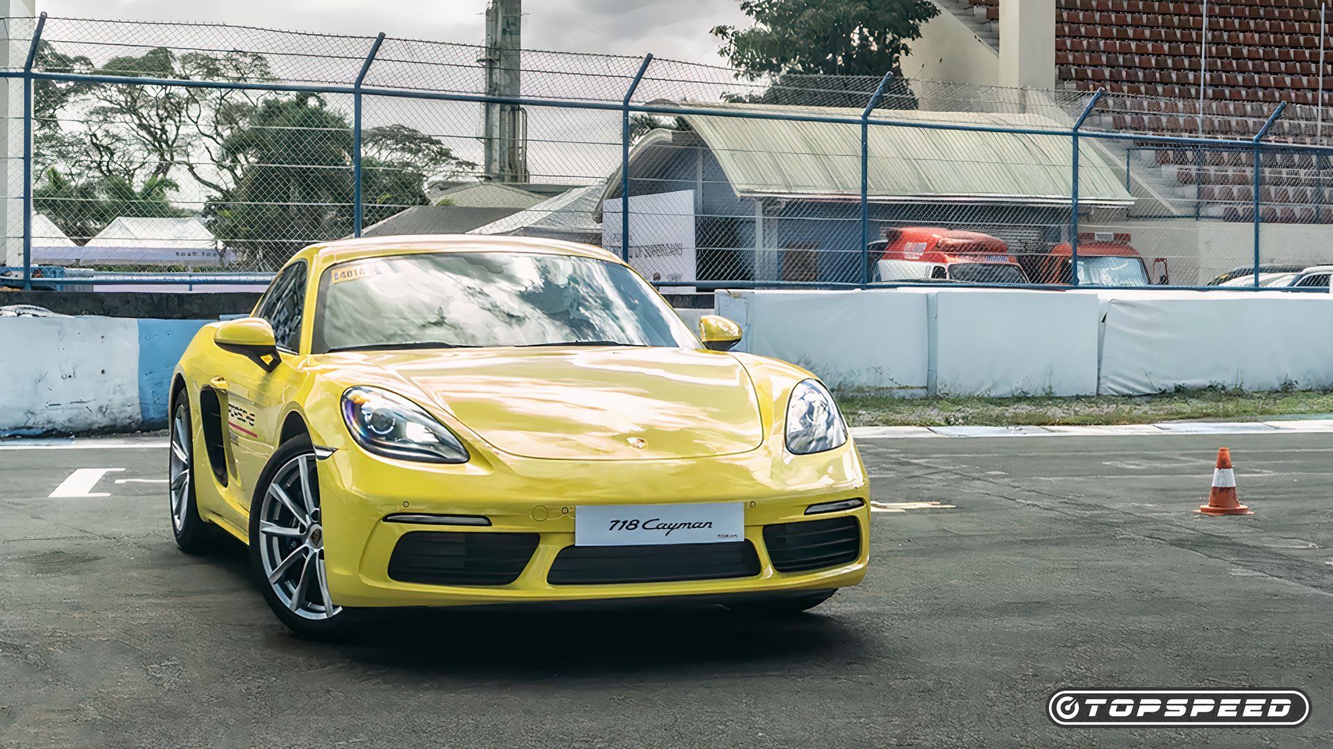 Um Porsche 718 Cayman 2024 na pista