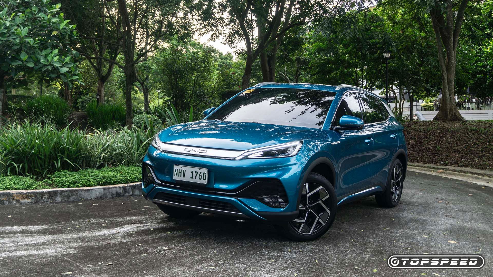 Front 3/4 view of the 2024 BYD Atto 3