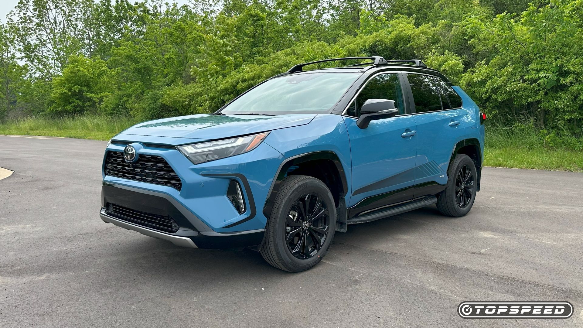 2025 Toyota RAV4 XSE All-Wheel Drive Front Three-Quarter 05