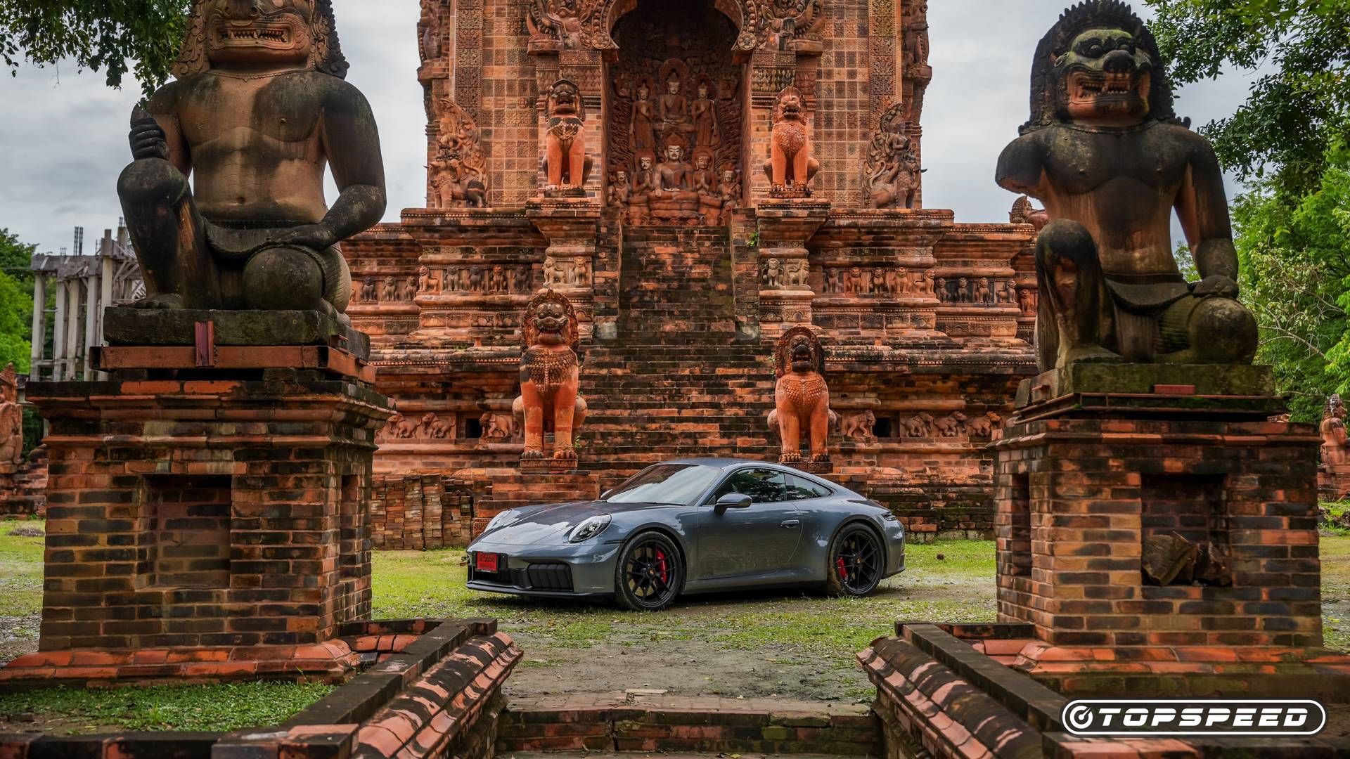 Front 3/4 view of the 2025 Porsche 911 Carrera GTS